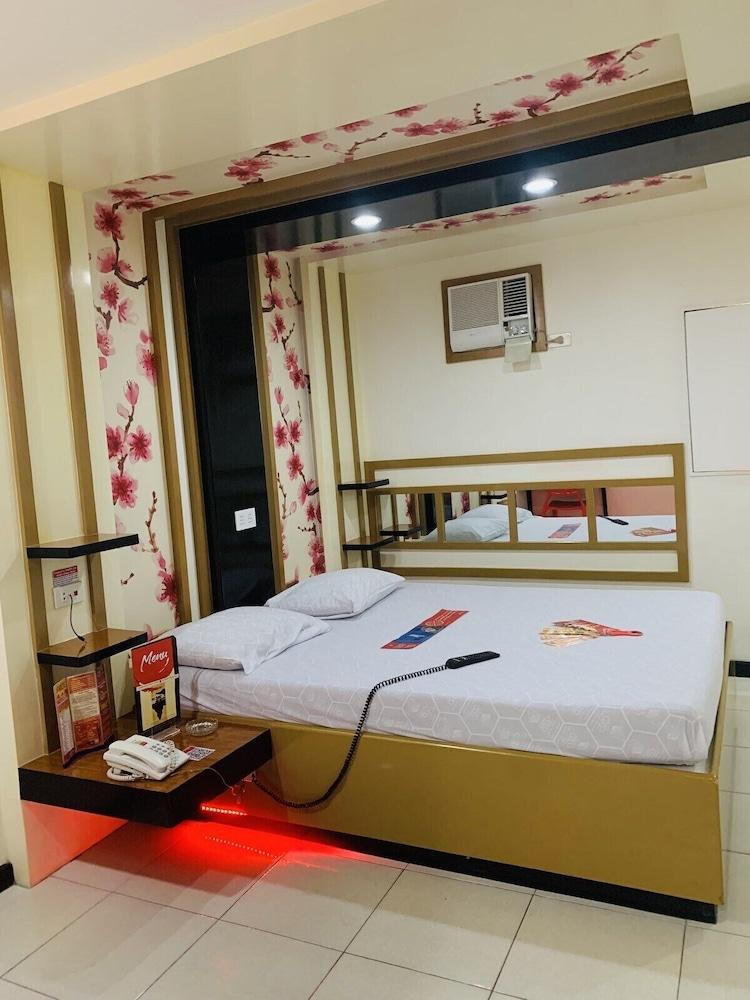 Hotel Sogo Tarlac Esterno foto