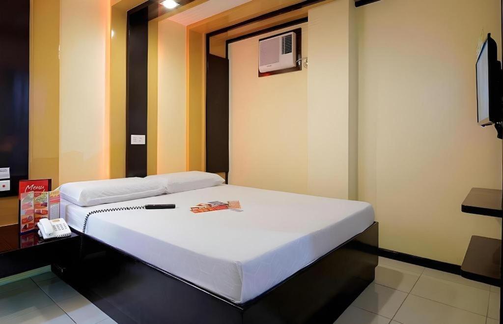 Hotel Sogo Tarlac Esterno foto
