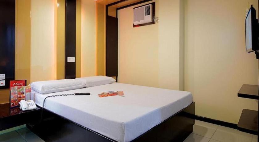 Hotel Sogo Tarlac Esterno foto