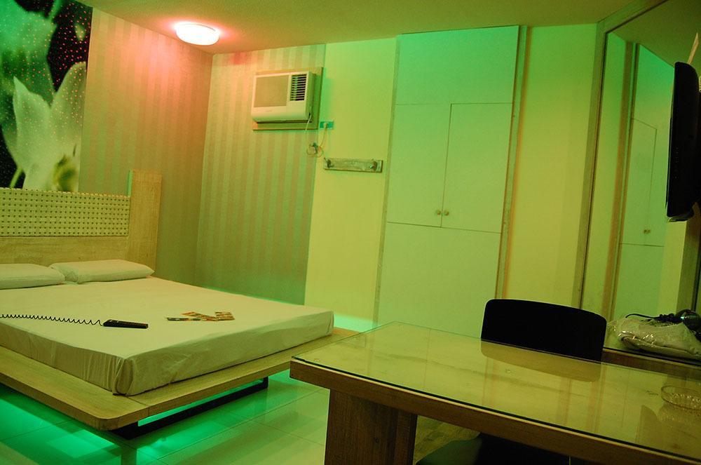 Hotel Sogo Tarlac Esterno foto