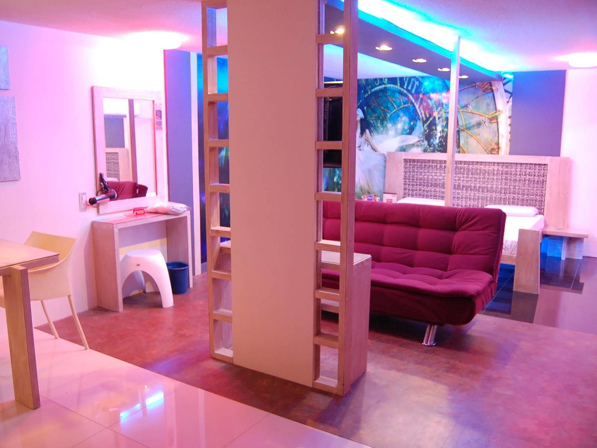 Hotel Sogo Tarlac Esterno foto